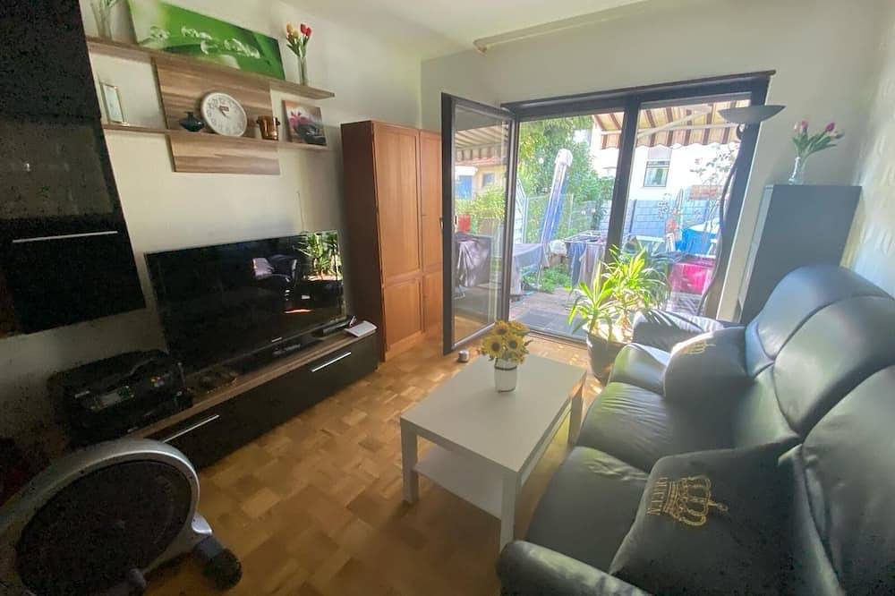 Ganze Wohnung, Ein Dachgeschoß Zimmer mit Gemeinschaftszimmer (Wohn-, Ess-, Bade- und Küche) in Heidelberg, Rheinebene