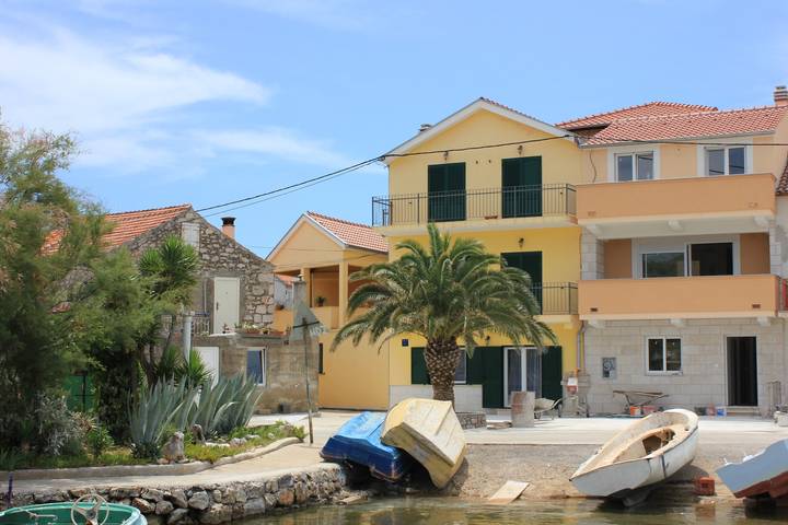 Ganze Wohnung, 1-Zimmer-Ferienwohnung mit Terrasse Kukljica, Ugljan -c in Kukljica, Insel Ugljan