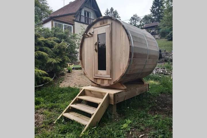 Chalet pour 4 personnes, avec Jacuzzi et Terrasse ainsi que Jardin et Piscine