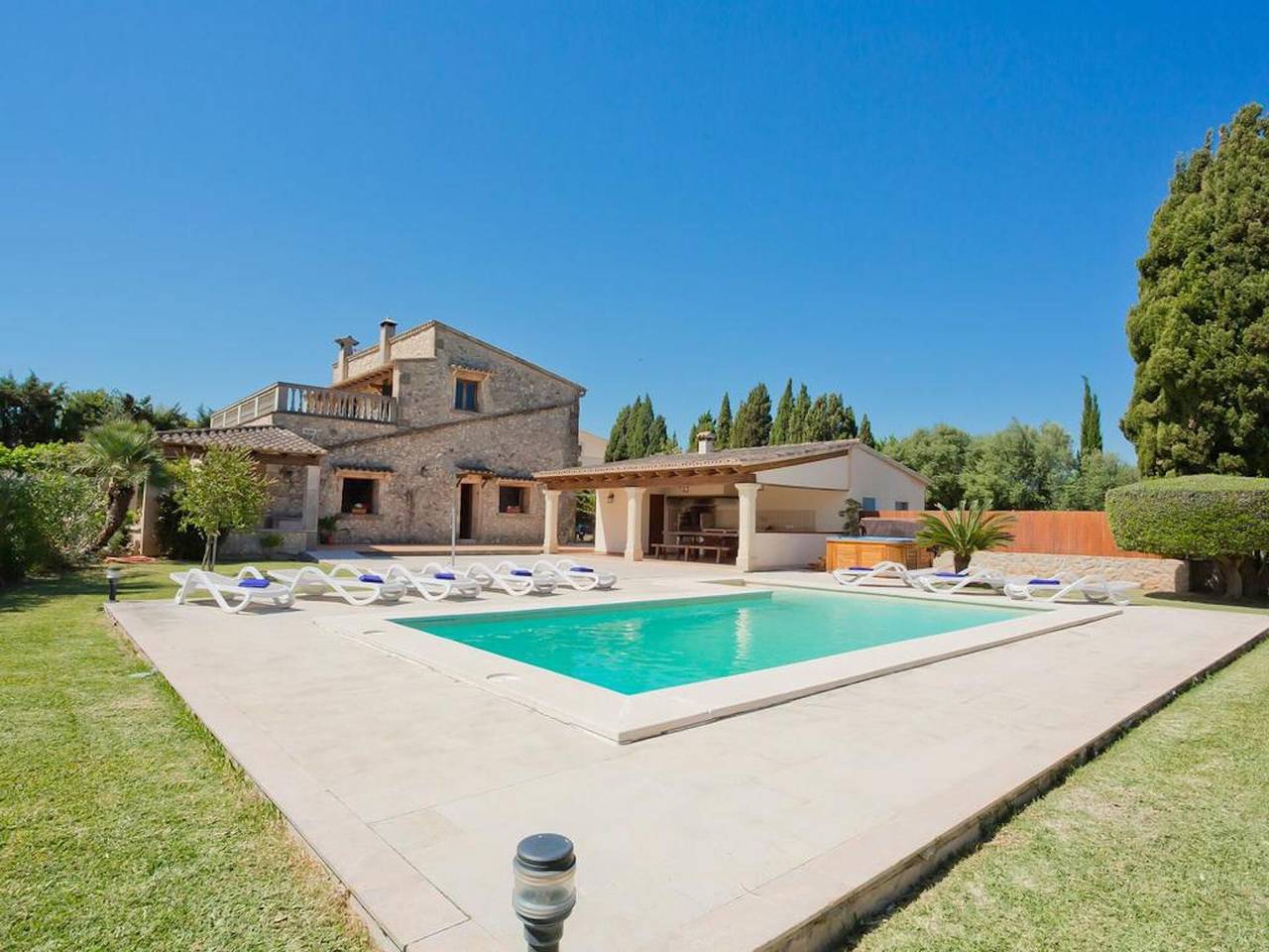 Ferienvilla Cifre Alcudia mit Bergblick, Wlan, Klimaanlage, Pool, Garten & Terrasse; Parkplatz in Alcúdia, Mallorca Norden