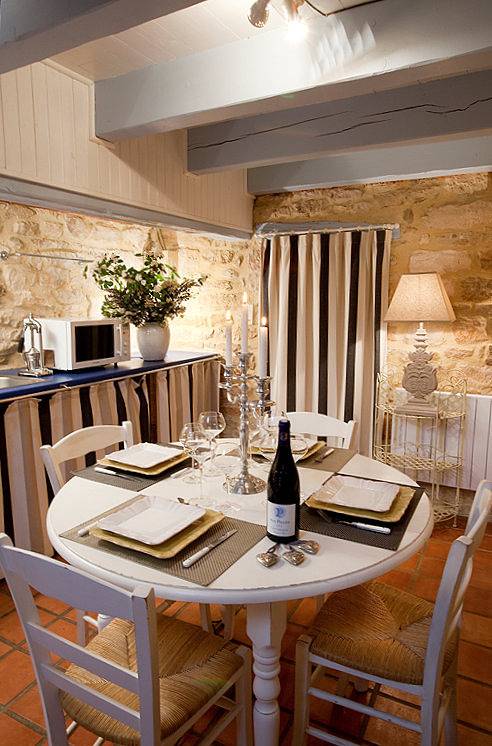 Gîte pour 4 personnes, avec terrasse ainsi que piscine et jardin