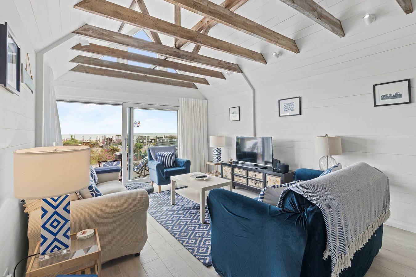 Stunning Beachfront Bungalow  Ocean Views & Bbq in Pevensey, East Sussex
