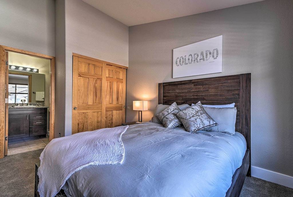 Stadtdomizil mit Bergblick und Whirlpool, <15 Mi bis Breck! in Silverthorne, Arapaho and Roosevelt National Forests