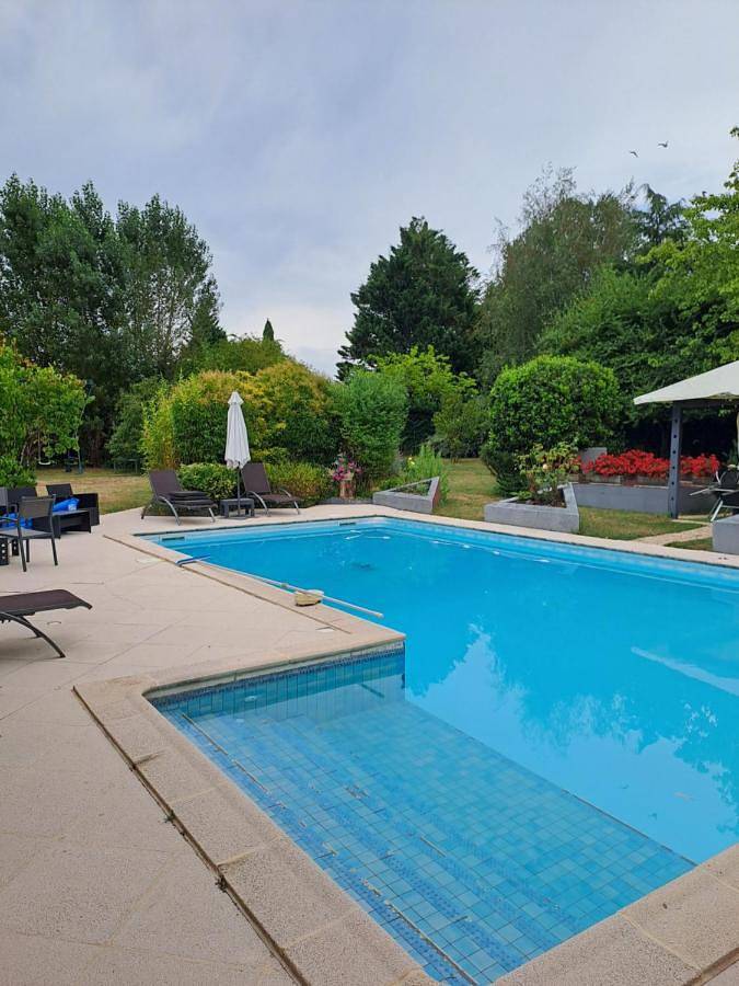 Gîte pour 4 personnes, avec piscine ainsi que terrasse et jardin à Léognan