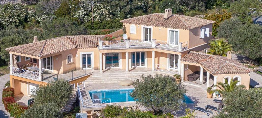 Location de vacances pour 10 personnes, avec piscine ainsi que jardin et vue à Solliès-Ville