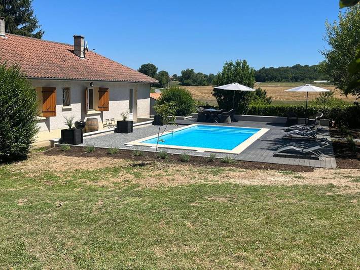Location de vacances pour 6 personnes, avec Terrasse et Jardin ainsi que Piscine et Vue à Saint-Antoine-Cumond