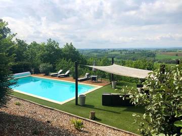 Gîte pour 6 personnes, avec jardin ainsi que terrasse et piscine à Carlus