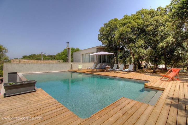 Gîte pour 8 personnes, avec Terrasse et Jardin ainsi que Piscine et Vue