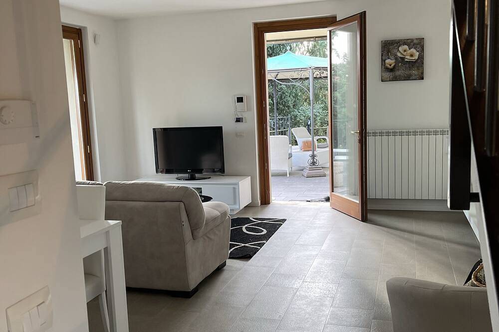 Stunning lake view villa, pool and barbecue in Polpenazze del Garda, Gardasee-Berge