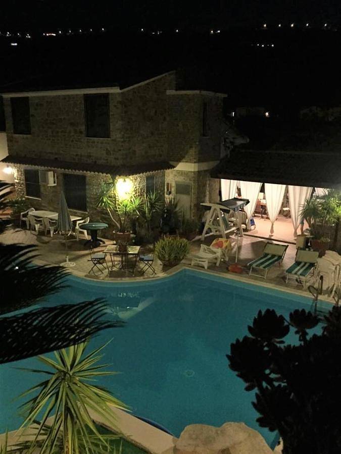 Appartamento vacanze per 8 persone, con piscina e panorama nonché balcone e giardino - 1