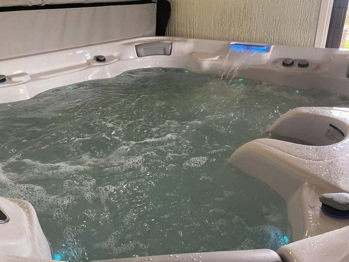 Location de vacances pour 6 personnes, avec Jacuzzi et Terrasse ainsi que Jardin et Piscine à Courpière