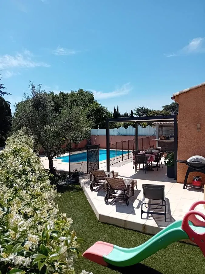 Chalet para 6 personas, con jardín además de terraza y piscina - 1