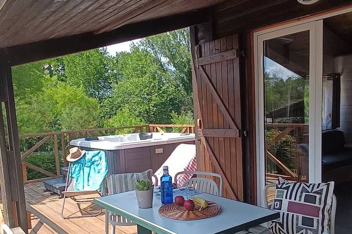 Gîte pour 4 personnes, avec piscine et terrasse à Villegly