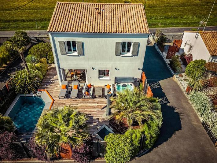 Location de vacances pour 8 personnes, avec Jacuzzi et Terrasse ainsi que Jardin et Piscine à Saint-Ciers-du-Taillon