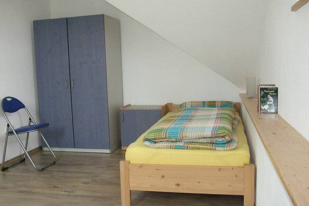 Ganze Wohnung, Helle Ferienwohnung (60qm) mit Terrasse und großer Wiese in Stadtlauringen, Franken