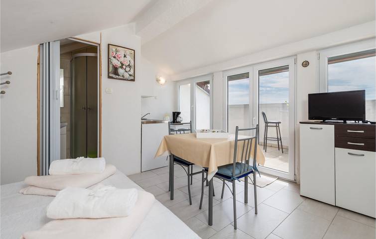 Ganze Ferienwohnung, Modernes Apartment mit Terrasse, 400 m vom Strand entfernt – WLAN und Parkplatz inklusive in Kvarner Festland