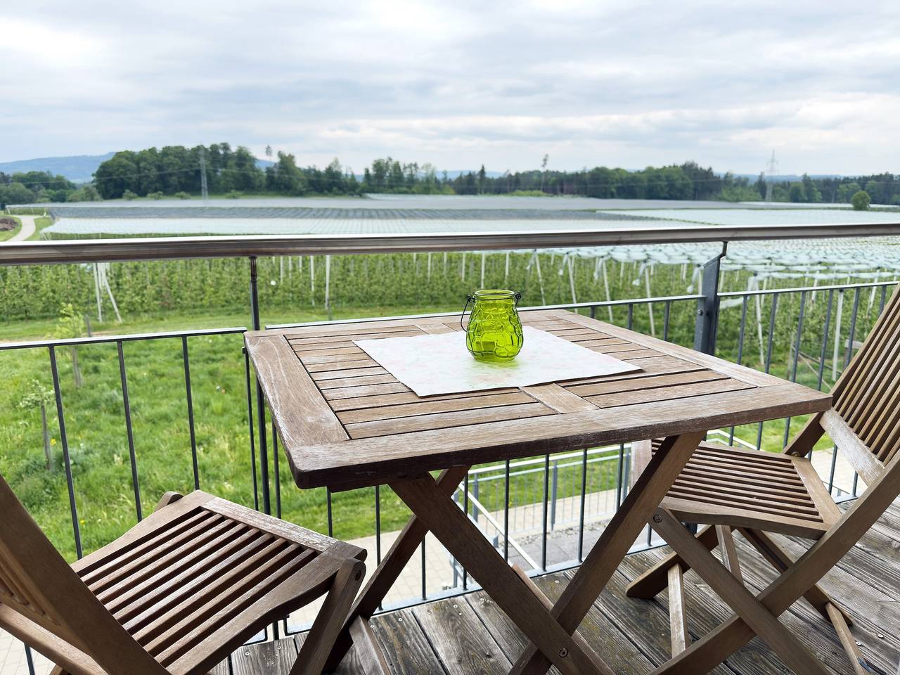 Zimmer 'Waldzimmer' mit privatem Balkon, Gemeinschaftsgarten und Wi-Fi - ohne Küche in Friedrichshafen, Region Bodensee-Oberschwaben