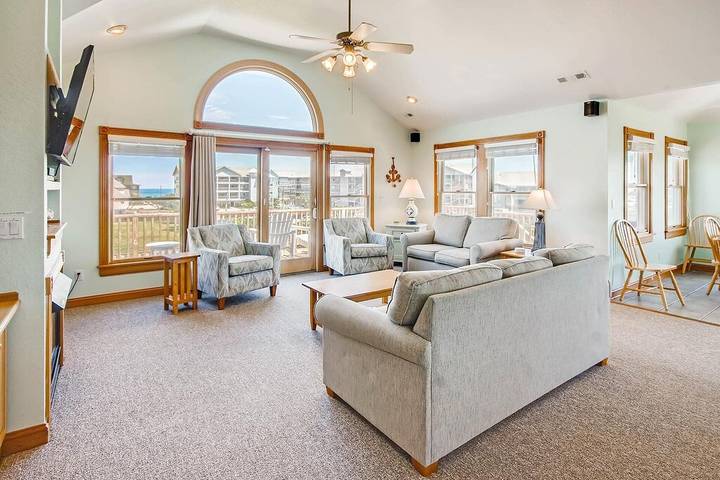 Vacation rental for 19 people, with hot tub and yard in Rodanthe