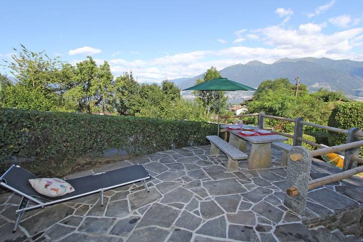 Ferienhaus für 6 Personen, mit Ausblick und Garten sowie Terrasse und Seeblick in Gambarogno