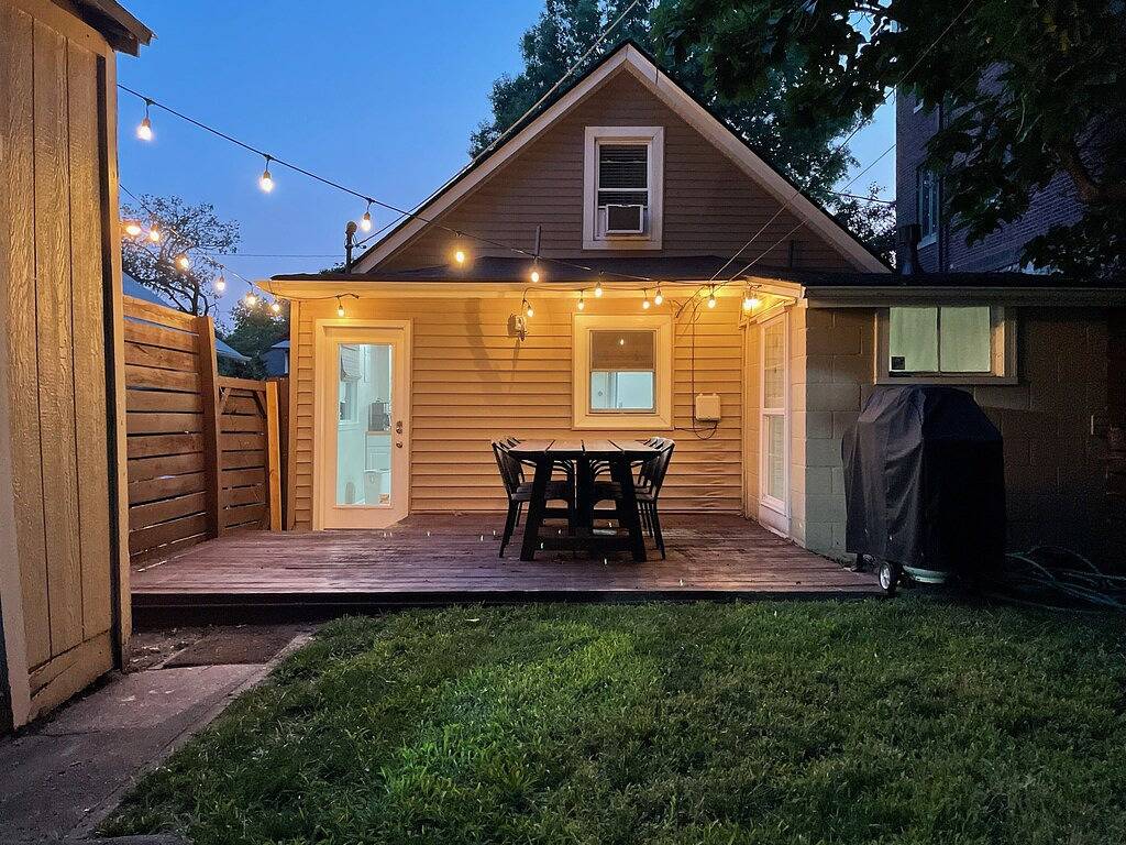 2 bed, 2 bath West Plaza House, yard, parking! in Kansas City, Missouri