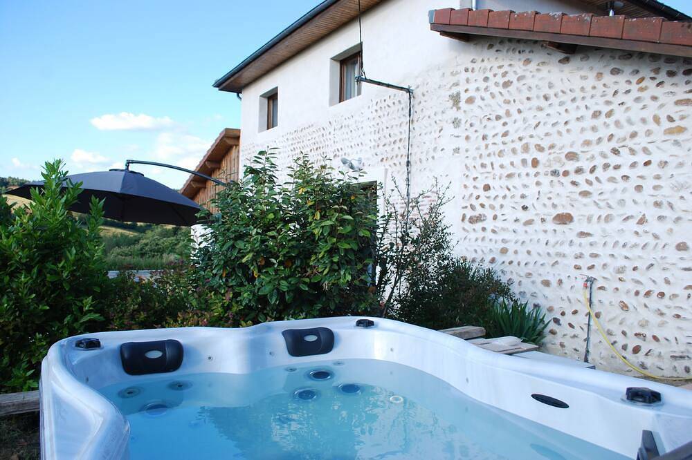 Charming pebble house, outdoor jacuzzi, on the edge of the woods in Roybon, Isère