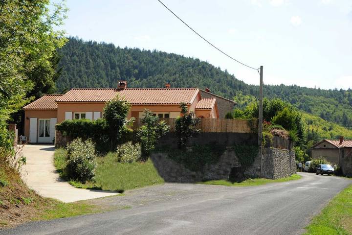 Gîte pour 8 personnes, avec jardin ainsi que terrasse et piscine à Fillols