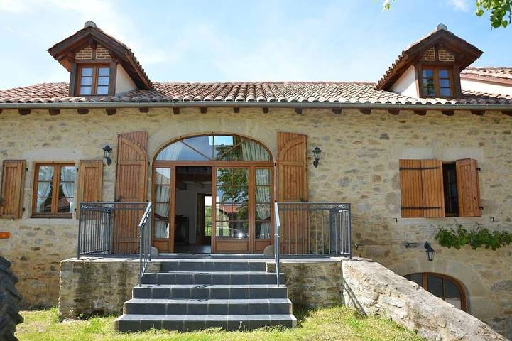 Gîte pour 8 personnes, avec Balcon/Terrasse ainsi que Terrasse et Jardin dans Sousceyrac-en-Quercy