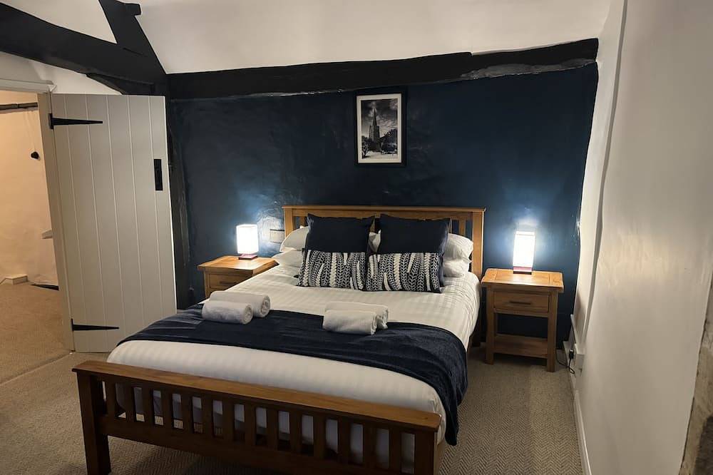 Cottage-Traditionell-Ensuite mit Dusche-Blick auf den Hof in Burford, Oxfordshire