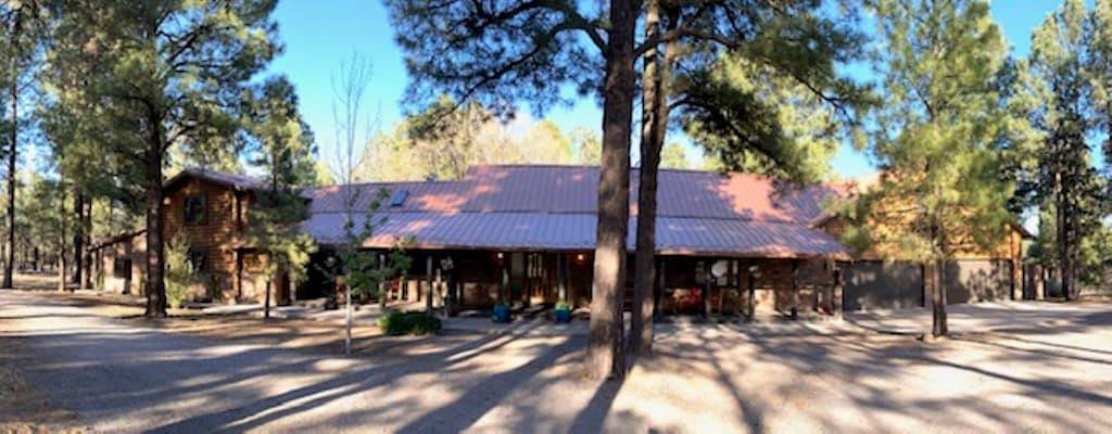 Lux Cabin on 6 beautiful acres. Close to Snowbowl/Fireplace/Large groups welcome in Coconino Nationalwald