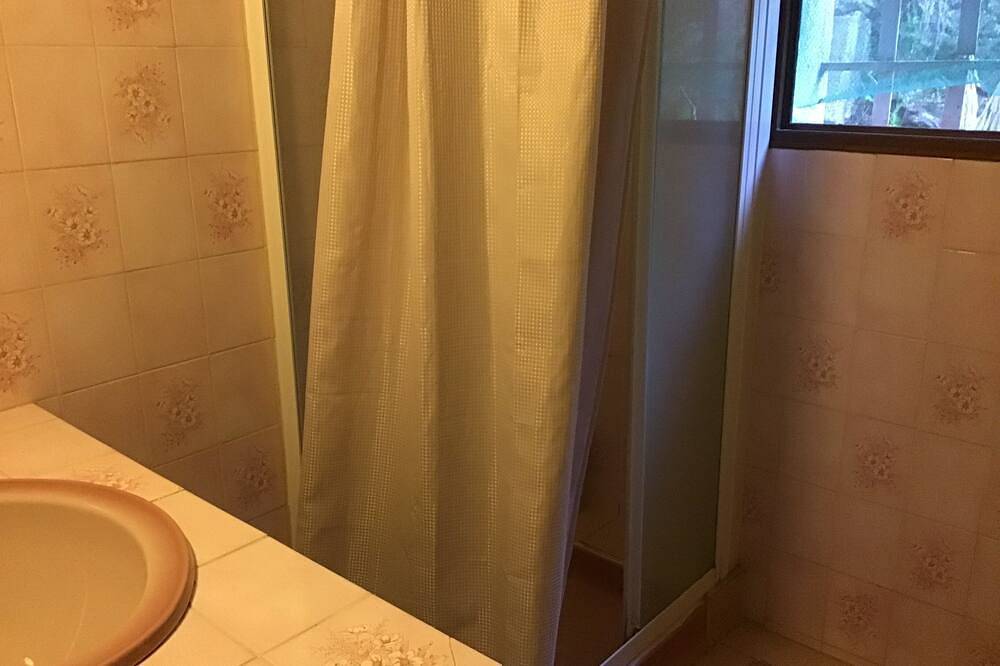 Appartement entier, Appartement dans villa en rez de jardin possibilité de garer la voiture in Santa-Reparata-di-Balagna, Région de Calvi