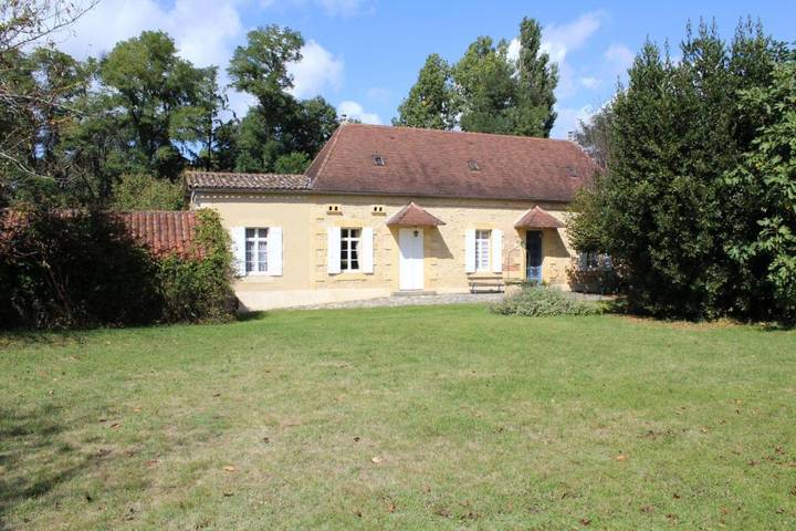 Location de vacances pour 6 personnes, avec piscine et jardin à Cours-de-Pile