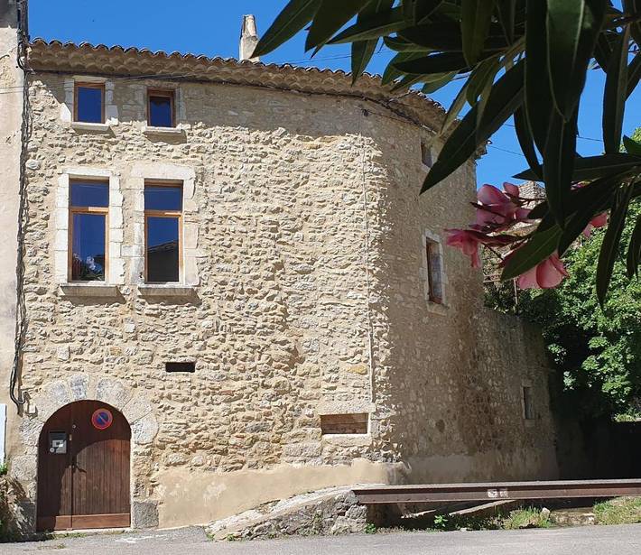 Location de vacances pour 8 personnes, avec vue ainsi que piscine et jardin à Saint-Montan - 2