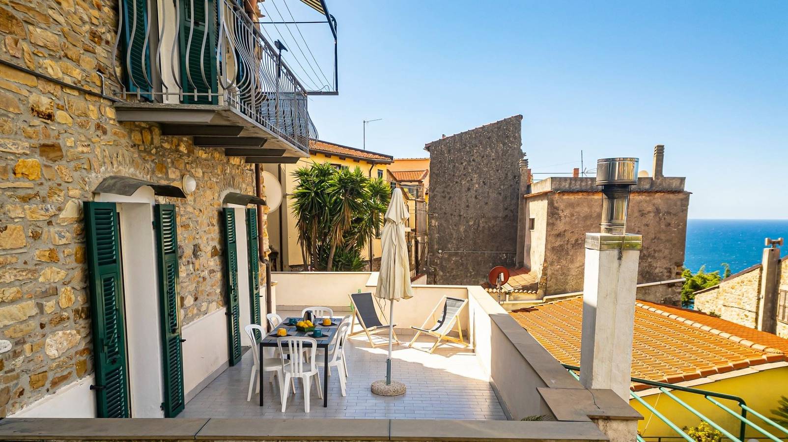 Ganze Ferienwohnung, Ferienwohnung für 4 Personen mit Terrasse in Cipressa, Riviera di Ponente