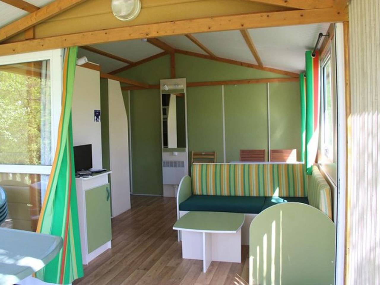Chalet with Ac - 5 guests, pets Ok in Lac de Saint-Point Lamartine, Saint-Point