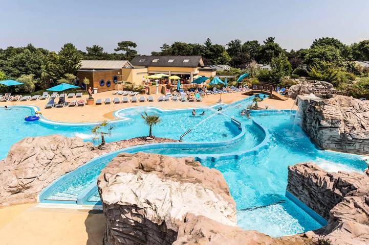 Camping voor 10 personen, with zwembad and sauna as well as terras, met huisdier in Erquy