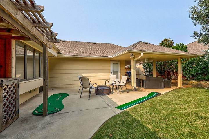 Vacation rental for 10 people, with yard in Oklahoma City
