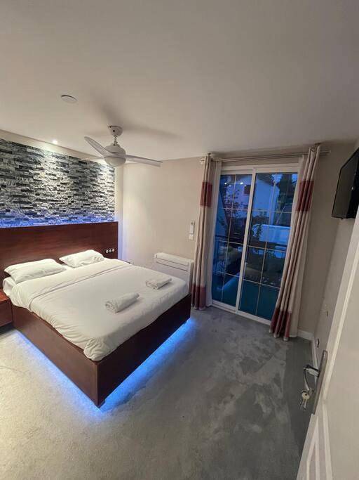 Villa pour 13 personnes, avec jacuzzi ainsi que jardin et piscine, animaux acceptés dans Val-d'Oise - 3