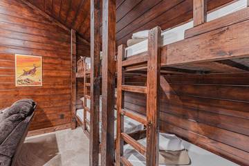 Log Cabin for 13 Guests in Hochatown, Broken Bow Lake, Picture 3