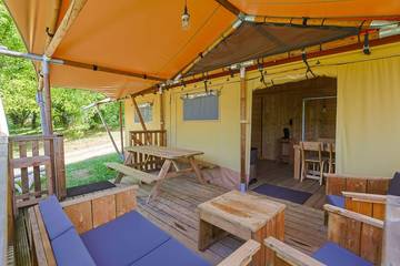 Tente pour 5 personnes, avec terrasse et balcon/terrasse en Dordogne
