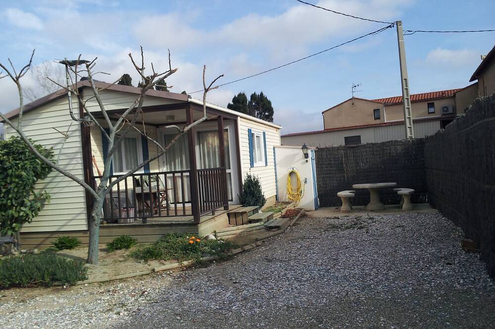 Mobile home in the countryside of the city in Perpignan, Côte méditerranéenne (France)