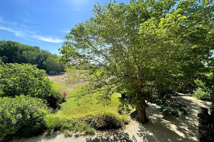 Location de vacances pour 8 personnes, avec terrasse ainsi que jardin et piscine à Lambesc - 4