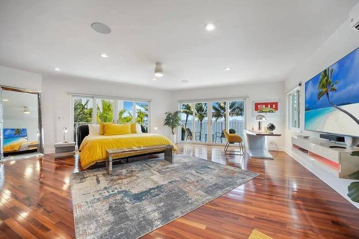 Bayfront Villa Heated Pool Amazing Views and Beach Access in North Bay Village, Florida