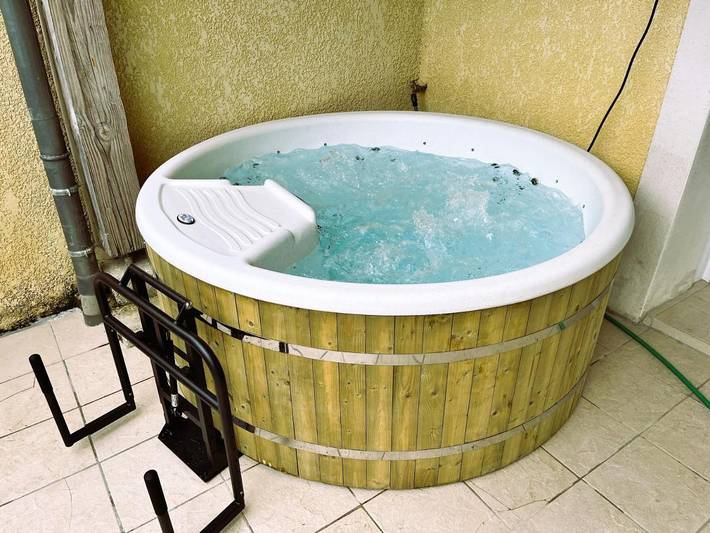 Location de vacances pour 8 personnes, avec jacuzzi ainsi que piscine et jardin à Peyrole - 3
