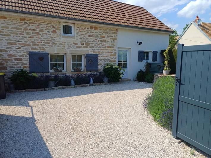 Location de vacances pour 4 personnes, avec Terrasse ainsi que Jardin et Vue à Ruffey-lès-Beaune