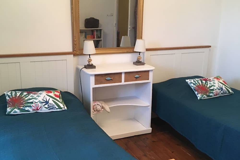 20/43 Hent Saint Gonéry 22820 Plougrescant. In the village 2 kms from the sea in Plougrescant, Pink Granite Coast