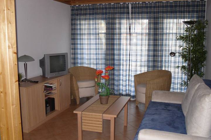 Ferienhaus für 4 Personen, mit Balkon/Terrasse und Balkon sowie Terrasse und Pool in Wusterhausen/Dosse - 2