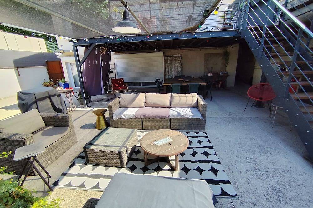 Casa con piscina, cocina de verano, terraza sombreada, amplio jardín. in Orgón, Region de Arles
