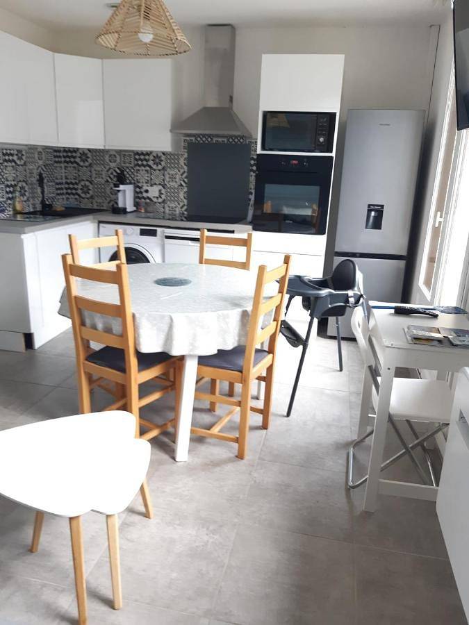 Gîte pour 5 personnes, avec jardin et vue ainsi que bassin pour enfant et piscine à Bielle (Pyrénées-Atlantiques)