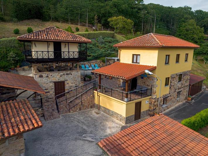 Gîte pour 8 personnes, avec jardin ainsi que vue et piscine dans Cornellana