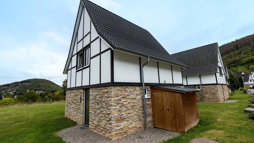 Ferienhaus für 6 Personen, mit Whirlpool und Pool sowie Terrasse und Sauna im Nationalpark Eifel